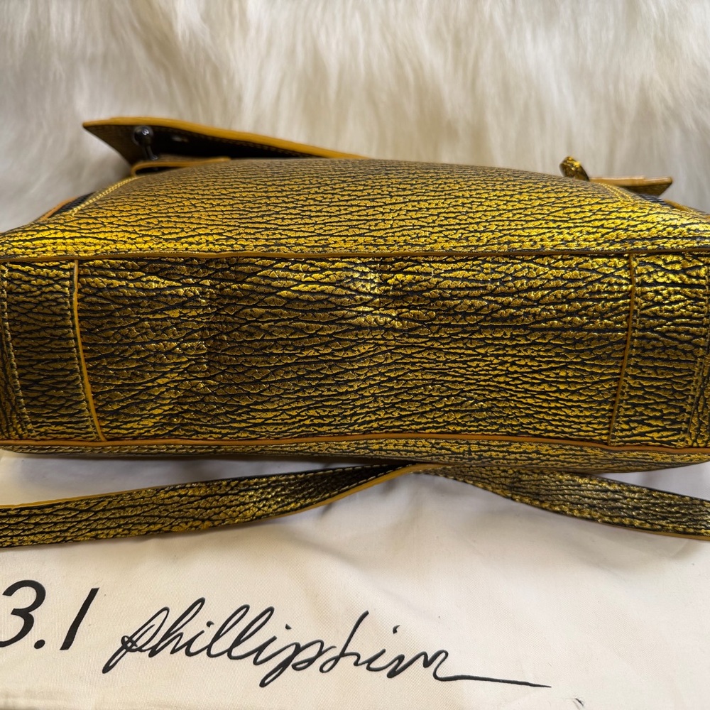 3.1 PHILLIP LIM
Gold/Black Shark Embossed
Leather Medium Pashli Satchel
Bag💛🖤 - Picture 6 of 14